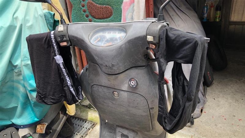 機車被當曬衣架！把手掛遭掛原味內褲