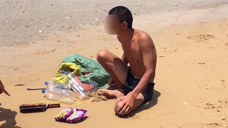 拾荒男寶特瓶當浮板　泳渡金門過生活
