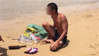拾荒男寶特瓶當浮板　泳渡金門過生活