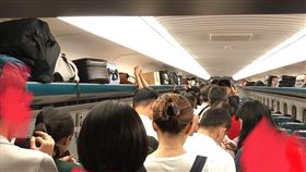 今年父親節的周末遇上利奇馬颱風，因此許多北部民眾都放了3天連假，導致假日返鄉人潮爆滿，台鐵、高鐵站都擠了滿滿人潮。有網友在PTT上表示，她在搭高鐵時遇上幾名年輕男子，明明當時高鐵車廂已經擠滿了乘客，他們還是不顧站務人員的勸阻，硬以「架拐子」的方式推擠門口的乘客上車，導致這名女網友最後因缺氧昏倒在車上。（圖／翻攝自PTT勿直接放內文）