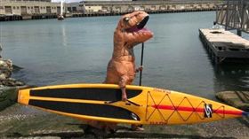 ▲球迷改裝他的恐龍獨木舟。（圖／取自推特）