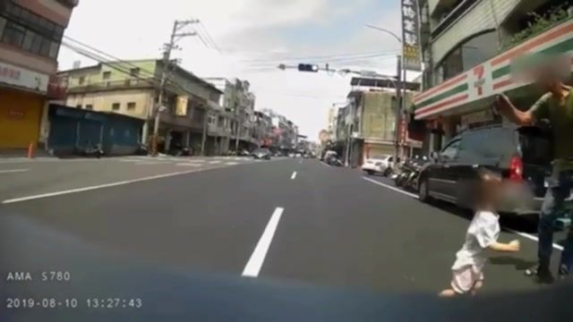 童衝出馬路險遭撞　騎士罵父：搞甚麼