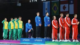 ▲美國擊劍團體金牌在頒獎時做出抗議動作。（圖／取自推特）