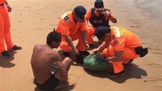 陸拾荒男泳渡金門！行囊只帶這兩樣