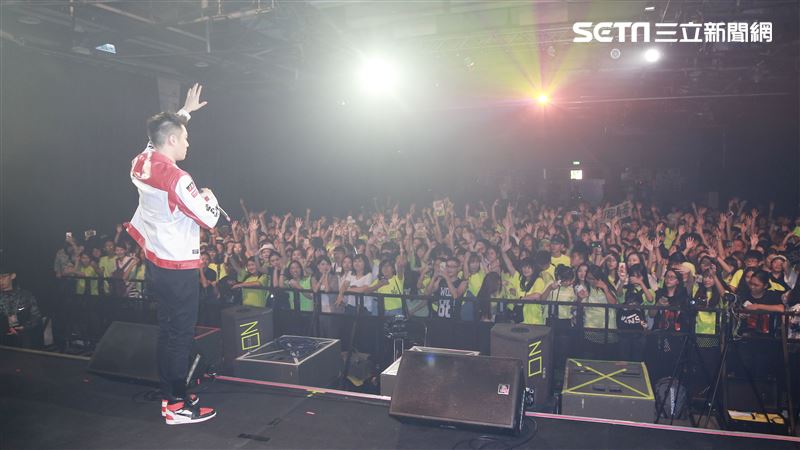 周湯豪台北簽唱會。（圖／記者林士傑攝影）