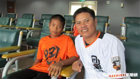 ▲統一獅OB吳佳榮與兒子吳奕佑合影。（圖／記者蕭保祥攝影）