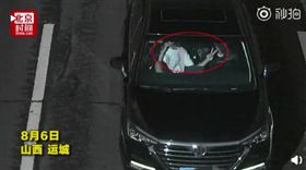 影／握拳恐被關！高速公路上對監視器比YA　他遭警方開罰（圖／翻攝自《頭條新聞》微博）