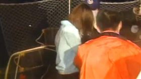 資深媒體人王瑞德在節目《驚爆新聞線》透露，2003年時有位船老大王中興載了13名偷渡女子要來搶灘，沒想到才經過苗栗外海，就遭到海巡署發現，情急之下王中興竟然騙這13名女子說要把她們放在比較淺的地方給她們逃走，但第一名女子才跳下去，就發現根本「踩不到底」，最後造成6名大陸女子慘遭溺斃。圖／影片截圖