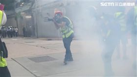 香港深水埗民眾「自由行」 警方射催淚彈驅離(圖/AP影片授權)