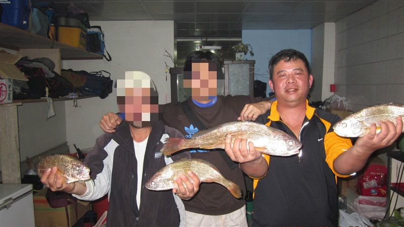 警釣魚遭浪捲走！遺體卡消波塊被尋獲