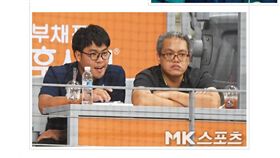 ▲Lamigo球探藍天勇（右）到韓國職棒觀察選手。（圖／截自韓國媒體）