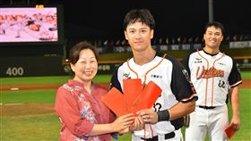 ▲蘇智傑在花蓮單場3響砲賺進獎金3萬元，左為縣長徐榛蔚。（圖／統一獅球團提供）