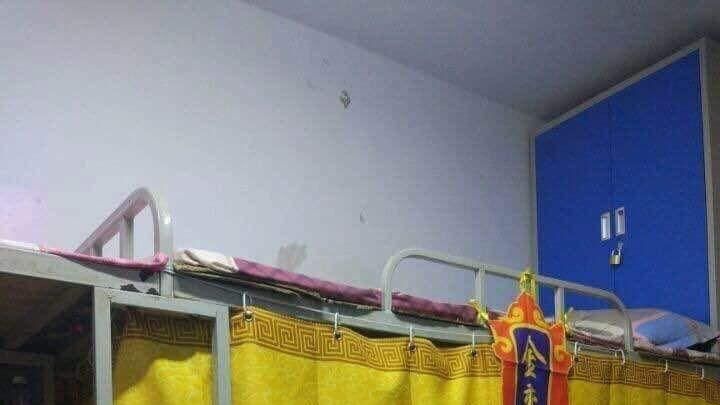 室友床外掛神秘門簾　網笑：皇上駕崩