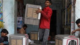 印度,稻草冷氣,缺貨,製作,水冷氣,吸熱,降溫,濕度,成本,經濟　圖／翻攝自推特