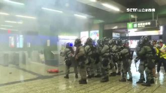 港警闖地鐵殺紅眼！行刑式掃射示威者