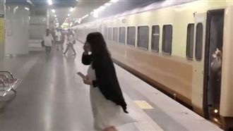 台鐵自強號冒大濃煙！乘客驚嚇急跳車