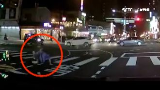 轎車疑搶快撞飛女…尪怒抓駕駛暴打