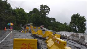 高雄桃源,降雨,淘空崩塌,交通不便,提供便道(圖/高雄市府提供)中央社