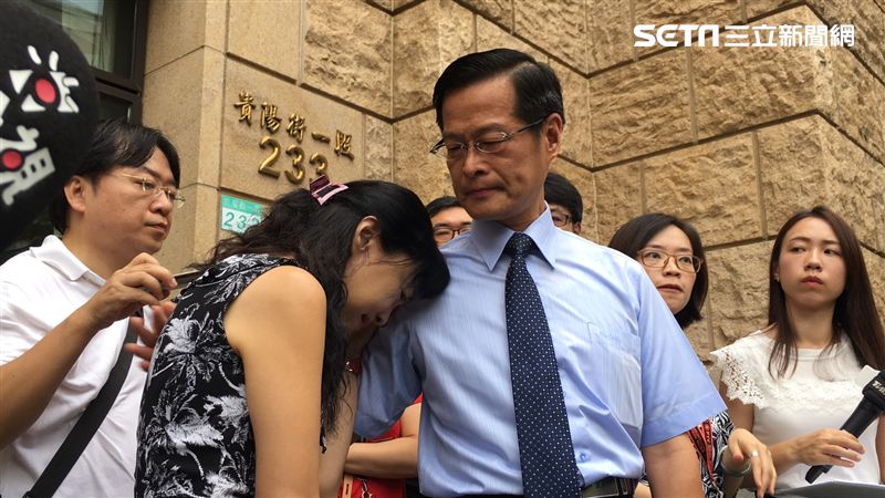 65歲資深法官周盈文(右),昨(3日)下午被發現倒臥於辦公室內,疑似因腦部出血昏迷。(圖/資料照)