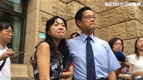 楊絮雲在同為法官的丈夫周盈文的陪同下，首度公開露面痛批遭最高法院職場霸凌。（圖／記者楊佩琪攝）