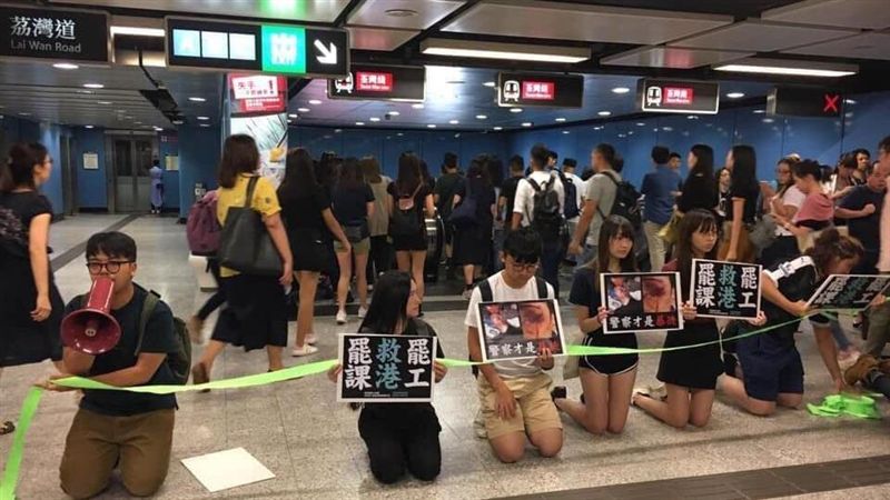 闖地鐵射催淚彈驅離　他不捨痛批港府