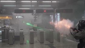 香港,反送中,警民衝突,傷及無辜,葵芳站,催淚彈(圖/facebook.com/HK.Imaginaire，作者Felix Lam)