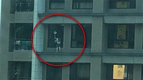 新北,新莊,大樓,擦窗戶,玩命,外傭,賣命,驚險（圖／翻攝自爆料公社）