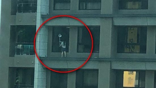 簡直玩命！女子驚險站7樓外牆擦窗戶