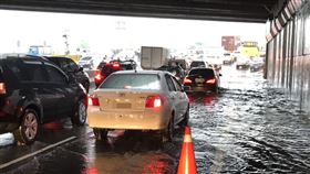 台中市,大雨,積水封閉,加強防洪,豪雨(圖/警方提供)中央社