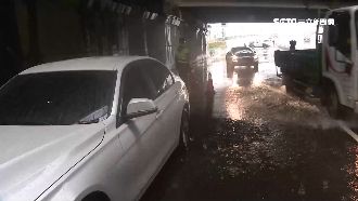 暴雨狂襲台中！涵洞積水、汽車拋錨