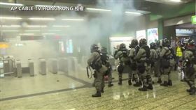 AP 港警進攻地鐵