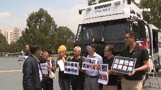 港警秀水砲車　民主派議員舉標語抗議