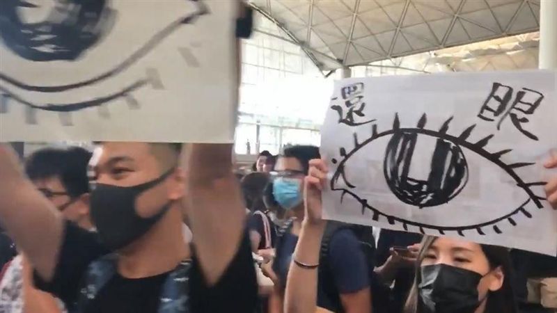 示威者塞爆大廳　港機場今班機全取消