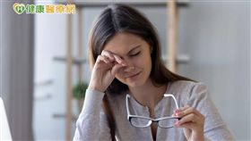 一般民眾誤解眼睛乾只是因為淚水不夠，但除了淚液分泌不足，油脂分泌不足而導致蒸發速度太快也很常見。