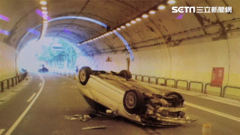 超車不成擦撞護欄　隧道翻車駕駛爬出
