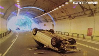 超車不成擦撞護欄　隧道翻車駕駛爬出