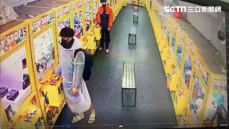 抓不到改用撞的　他竊娃娃機內護手霜