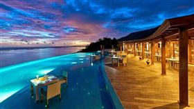 圖2(S)-Hideaway Maldives dining Sunset Pool Cafe (3).jpg