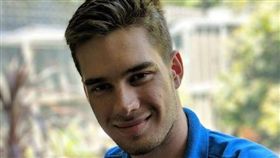 街友,富翁,西裝,澳洲,Studiohawk。(圖/翻攝自臉書)