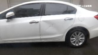 腳踏車撞凹轎車！騎士落跑車主怒報警