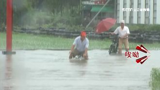 台中大雨市區淹！民眾、記者涉水慘摔