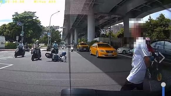 囂張阿伯害追撞！無視倒地騎士秒閃人