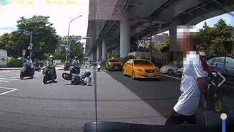 囂張阿伯害追撞！無視倒地騎士秒閃人