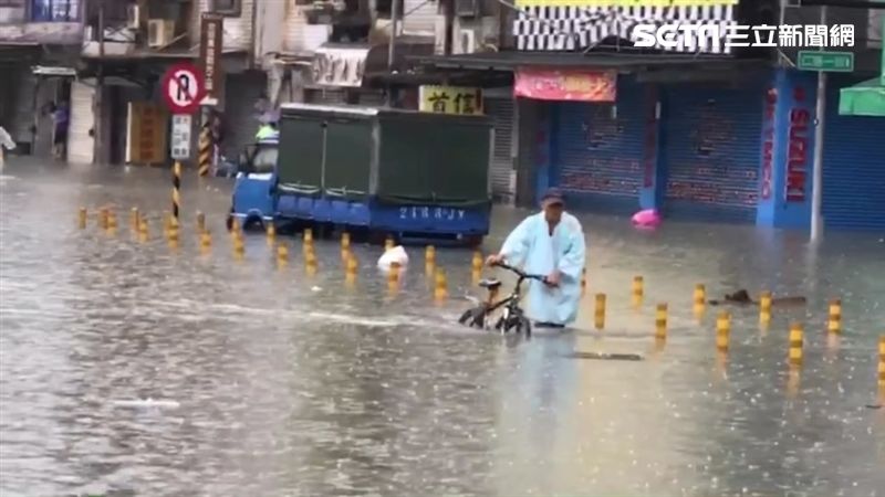 仁德交流道暫封閉　水淹膝蓋民眾難眠