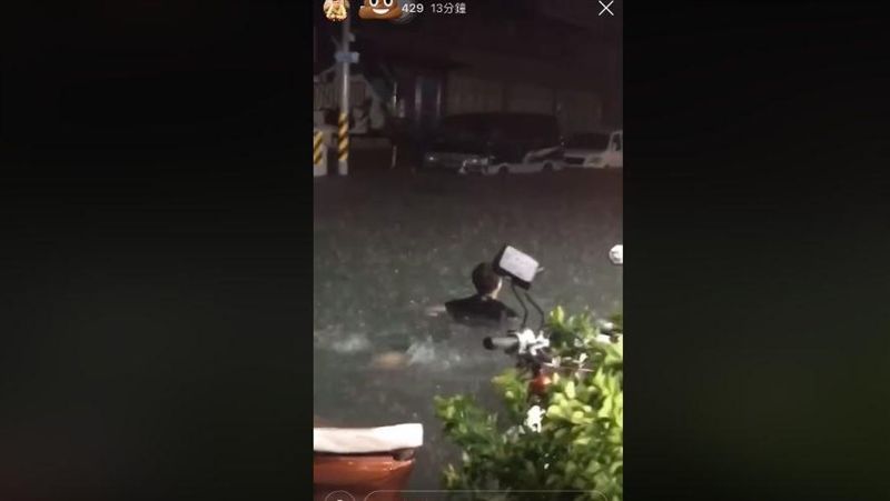 台南水淹民眾游泳　網友：免費游泳池