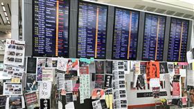 ▲香港機場13日開放後，台灣人入境拍下機場標語，一同為香港人打氣