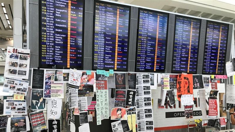 香港機場恢復運作　仍有2百航班取消