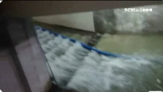 大雨狂灌台南　階梯慘變「雨瀑布」