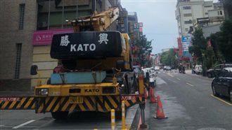 吊掛招牌鋼索斷裂　工人死老闆命危！