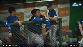 ▲林哲瑄在休息區的拍肩動作引發議論。（圖／翻攝自CPBLTV）